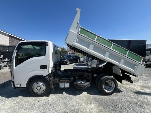 エルフトラック 　新型エルフ３ｔフルフラットロー強化ダンプ　距離２５０キロ　ＭＴ　後輪ダブル　レーンアシスト　ＥＳＣ　エアコン　パワーウィンドウ　運転席エアバッグ　メッキ（グリル、コーナー、ミラー）（10枚目）