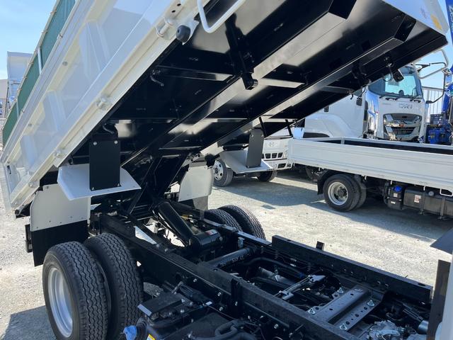 エルフトラック 　新型エルフ３ｔフルフラットロー強化ダンプ　距離２５０キロ　ＭＴ　後輪ダブル　レーンアシスト　ＥＳＣ　エアコン　パワーウィンドウ　運転席エアバッグ　メッキ（グリル、コーナー、ミラー）（12枚目）