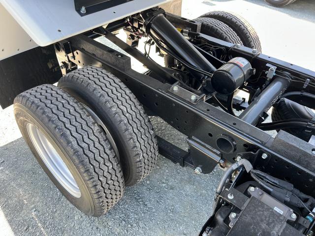 エルフトラック 　新型エルフ３ｔフルフラットロー強化ダンプ　距離２５０キロ　ＭＴ　後輪ダブル　レーンアシスト　ＥＳＣ　エアコン　パワーウィンドウ　運転席エアバッグ　メッキ（グリル、コーナー、ミラー）（13枚目）