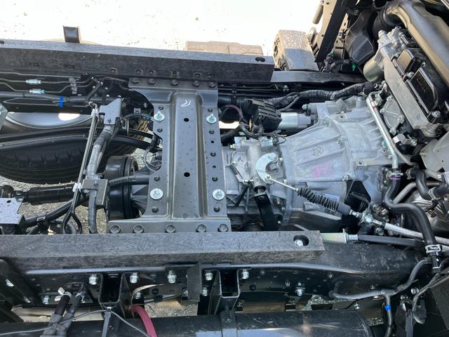 エルフトラック 　新型エルフ３ｔフルフラットロー強化ダンプ　距離２５０キロ　ＭＴ　後輪ダブル　レーンアシスト　ＥＳＣ　エアコン　パワーウィンドウ　運転席エアバッグ　メッキ（グリル、コーナー、ミラー）（14枚目）