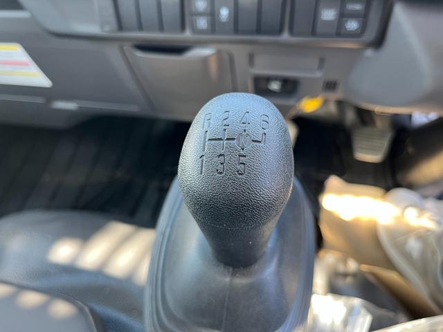 エルフトラック 　新型エルフ３ｔフルフラットロー強化ダンプ　距離２５０キロ　ＭＴ　後輪ダブル　レーンアシスト　ＥＳＣ　エアコン　パワーウィンドウ　運転席エアバッグ　メッキ（グリル、コーナー、ミラー）（16枚目）