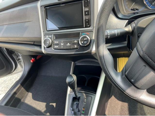 カローラフィールダー ハイブリッド　ＥＸ　衝突被害軽減システム　スマートキー　ＣＶＴ　盗難防止システム　衝突安全ボディ　ＡＢＳ　ＥＳＣ　エアコン　パワーステアリング　パワーウィンドウ　運転席エアバッグ（11枚目）