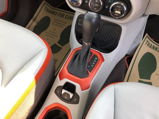 ジープ・レネゲード リミテッド　／バックカメラ　Ｂｌｕｅｔｏｏｔｈオーディオ対応　レザーシート　パワーシート　シートヒーター　ハンドルヒーター　キセノンライト　スマートキー　アダプティブクルーズ　ブラインドスポット　衝突軽減ブレーキ（15枚目）