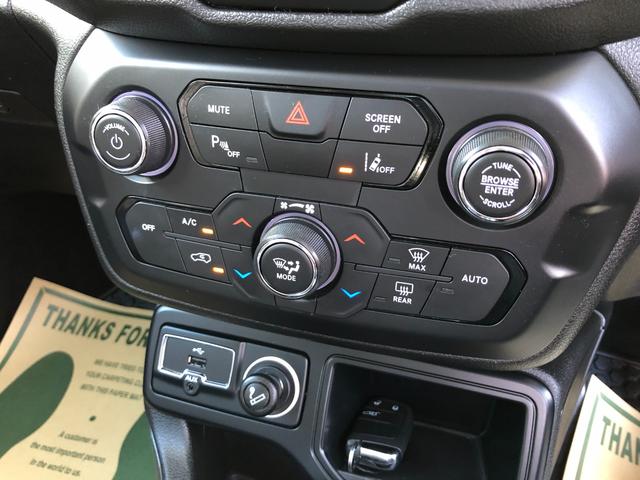 ジープ・レネゲード リミテッド /ナビ TV バックカメラ Bluetooth レザーシート パワーシート シートヒーター ハンドルヒーター キセノンライト スマートキー アダプティブクルーズ ブラインドスポット 衝突軽減ブレーキ(16枚目)