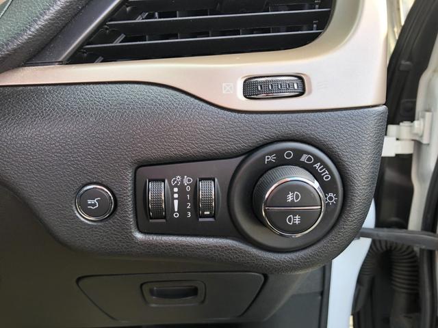 ジープ・チェロキー ロンジチュード セーフティパッケージ/ナビ フルセグTV バックカメラ Bluetooth スマートキー パワーシート パワーバックドア 衝突軽減 ブラインドスポット 前後ソナー レーダークルーズ パーキングアシスト(29枚目)