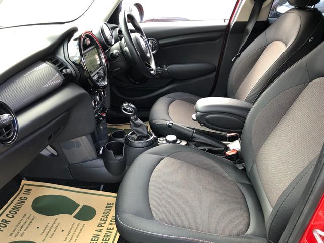 ＭＩＮＩ クーパー　／ナビ　フルセグＴＶ　バックカメラ　Ｂｌｕｅｔｏｏｔｈオーディオ　オートＬＥＤヘッドライト　ＬＥＤディスプレイリングライト　ＭＩＮＩドライビングモード　ワンオーナー禁煙車　ホワイトルーフ（18枚目）