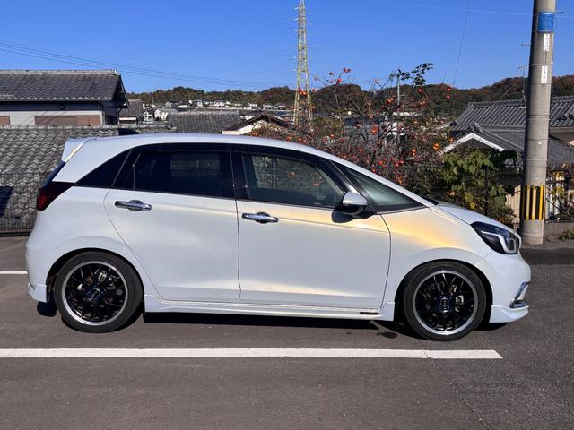 フィット ｅ：ＨＥＶホーム　純正９インチナビ／ブルートゥース／ＣＤ／ＤＶＤ／バックカメラ／ＥＴＣ／ホンダセンシング／ダウンサス／モデューロエアロ／社外１７ＡＷ／プッシュスタート／スマートキー／ＬＥＤヘッドライト／フォグ／クルコン（4枚目）