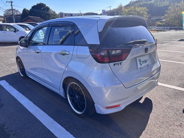 フィット ｅ：ＨＥＶホーム　純正９インチナビ／ブルートゥース／ＣＤ／ＤＶＤ／バックカメラ／ＥＴＣ／ホンダセンシング／ダウンサス／モデューロエアロ／社外１７ＡＷ／プッシュスタート／スマートキー／ＬＥＤヘッドライト／フォグ／クルコン（6枚目）