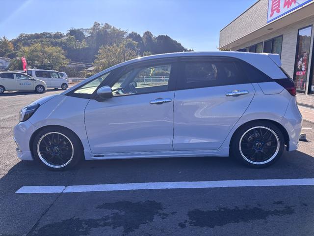 フィット ｅ：ＨＥＶホーム　純正９インチナビ／ブルートゥース／ＣＤ／ＤＶＤ／バックカメラ／ＥＴＣ／ホンダセンシング／ダウンサス／モデューロエアロ／社外１７ＡＷ／プッシュスタート／スマートキー／ＬＥＤヘッドライト／フォグ／クルコン（7枚目）