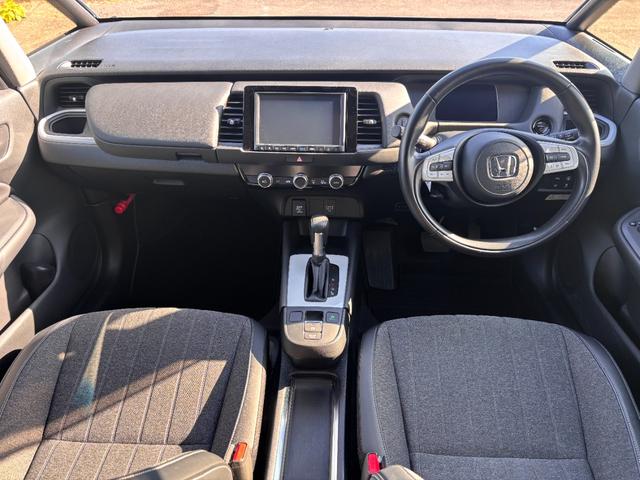 フィット ｅ：ＨＥＶホーム　純正９インチナビ／ブルートゥース／ＣＤ／ＤＶＤ／バックカメラ／ＥＴＣ／ホンダセンシング／ダウンサス／モデューロエアロ／社外１７ＡＷ／プッシュスタート／スマートキー／ＬＥＤヘッドライト／フォグ／クルコン（9枚目）