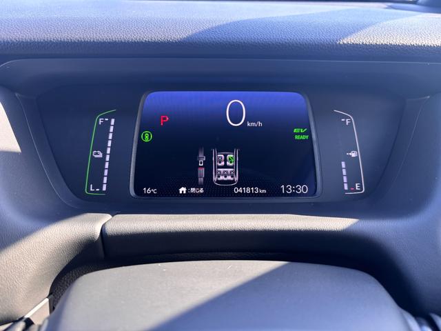 フィット ｅ：ＨＥＶホーム　純正９インチナビ／ブルートゥース／ＣＤ／ＤＶＤ／バックカメラ／ＥＴＣ／ホンダセンシング／ダウンサス／モデューロエアロ／社外１７ＡＷ／プッシュスタート／スマートキー／ＬＥＤヘッドライト／フォグ／クルコン（10枚目）