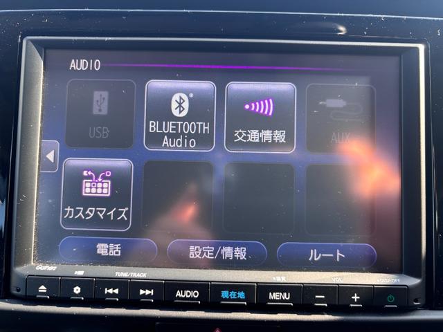 フィット ｅ：ＨＥＶホーム　純正９インチナビ／ブルートゥース／ＣＤ／ＤＶＤ／バックカメラ／ＥＴＣ／ホンダセンシング／ダウンサス／モデューロエアロ／社外１７ＡＷ／プッシュスタート／スマートキー／ＬＥＤヘッドライト／フォグ／クルコン（13枚目）