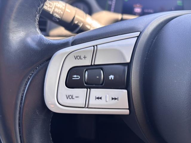 フィット ｅ：ＨＥＶホーム　純正９インチナビ／ブルートゥース／ＣＤ／ＤＶＤ／バックカメラ／ＥＴＣ／ホンダセンシング／ダウンサス／モデューロエアロ／社外１７ＡＷ／プッシュスタート／スマートキー／ＬＥＤヘッドライト／フォグ／クルコン（16枚目）