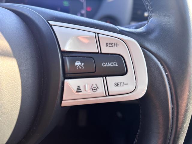 フィット ｅ：ＨＥＶホーム　純正９インチナビ／ブルートゥース／ＣＤ／ＤＶＤ／バックカメラ／ＥＴＣ／ホンダセンシング／ダウンサス／モデューロエアロ／社外１７ＡＷ／プッシュスタート／スマートキー／ＬＥＤヘッドライト／フォグ／クルコン（17枚目）