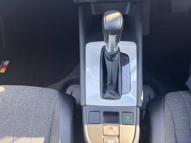 フィット ｅ：ＨＥＶホーム　純正９インチナビ／ブルートゥース／ＣＤ／ＤＶＤ／バックカメラ／ＥＴＣ／ホンダセンシング／ダウンサス／モデューロエアロ／社外１７ＡＷ／プッシュスタート／スマートキー／ＬＥＤヘッドライト／フォグ／クルコン（18枚目）