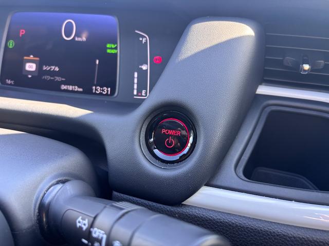 フィット ｅ：ＨＥＶホーム　純正９インチナビ／ブルートゥース／ＣＤ／ＤＶＤ／バックカメラ／ＥＴＣ／ホンダセンシング／ダウンサス／モデューロエアロ／社外１７ＡＷ／プッシュスタート／スマートキー／ＬＥＤヘッドライト／フォグ／クルコン（20枚目）