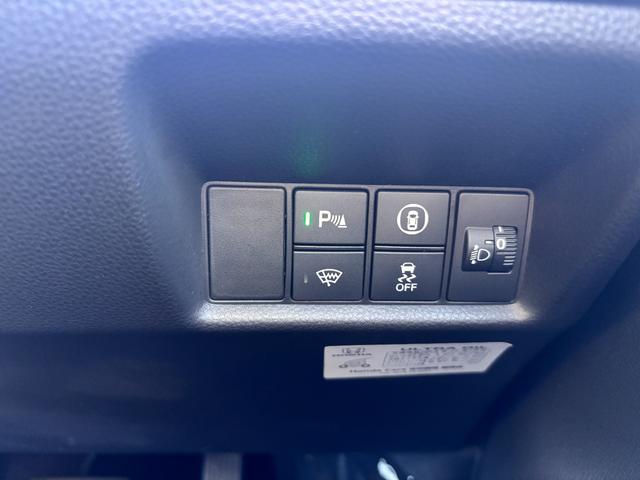 フィット ｅ：ＨＥＶホーム　純正９インチナビ／ブルートゥース／ＣＤ／ＤＶＤ／バックカメラ／ＥＴＣ／ホンダセンシング／ダウンサス／モデューロエアロ／社外１７ＡＷ／プッシュスタート／スマートキー／ＬＥＤヘッドライト／フォグ／クルコン（22枚目）