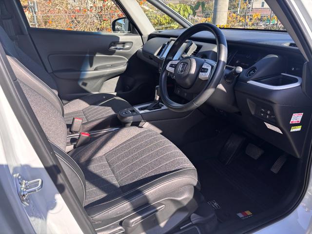 フィット ｅ：ＨＥＶホーム　純正９インチナビ／ブルートゥース／ＣＤ／ＤＶＤ／バックカメラ／ＥＴＣ／ホンダセンシング／ダウンサス／モデューロエアロ／社外１７ＡＷ／プッシュスタート／スマートキー／ＬＥＤヘッドライト／フォグ／クルコン（26枚目）