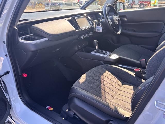 フィット ｅ：ＨＥＶホーム　純正９インチナビ／ブルートゥース／ＣＤ／ＤＶＤ／バックカメラ／ＥＴＣ／ホンダセンシング／ダウンサス／モデューロエアロ／社外１７ＡＷ／プッシュスタート／スマートキー／ＬＥＤヘッドライト／フォグ／クルコン（28枚目）