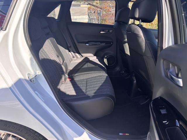 フィット ｅ：ＨＥＶホーム　純正９インチナビ／ブルートゥース／ＣＤ／ＤＶＤ／バックカメラ／ＥＴＣ／ホンダセンシング／ダウンサス／モデューロエアロ／社外１７ＡＷ／プッシュスタート／スマートキー／ＬＥＤヘッドライト／フォグ／クルコン（34枚目）