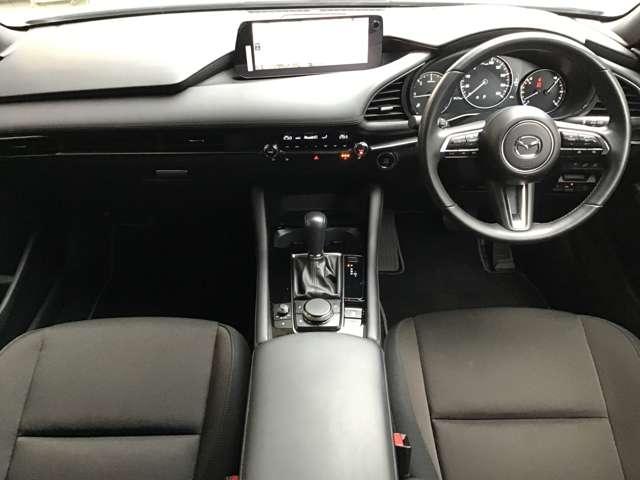 �����ړ��̏��Ȃ����ʃ]�[���ɑ��s����z�u�A���E��W���Ȃ��Z���^�[�f�B�X�v���C�̔z�u�A�Z���^�[�f�B�X�v���C�̑���̓R�}���_�[�R���g���[���ŉ\�B�^�]�ɏW���ł��K�v�ȏ��𓦂��Ȃ����C�A�E�g�ł��B