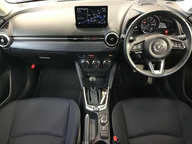 �����ړ��̏��Ȃ����ʃ]�[���ɑ��s����z�u�A���E��W���Ȃ��Z���^�[�f�B�X�v���C�̔z�u�A�Z���^�[�f�B�X�v���C�̑���̓R�}���_�[�R���g���[���ŉ\�B�^�]�ɏW���ł��K�v�ȏ��𓦂��Ȃ����C�A�E�g�ł��B