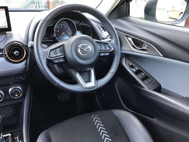 �R�b�N�s�b�g�ɂ��鑀��@��A���Ȃǂ��ׂĂ̗v�f���h���C�o�[���S�ɍ��E�Ώ̂ɔz�u���A�����ɂ���炪�h���C�o�[�ɐ��΂��鑢�`�Ƃ��邱�ƂŁA�l�ƃN���}�̈�̊������������܂��B