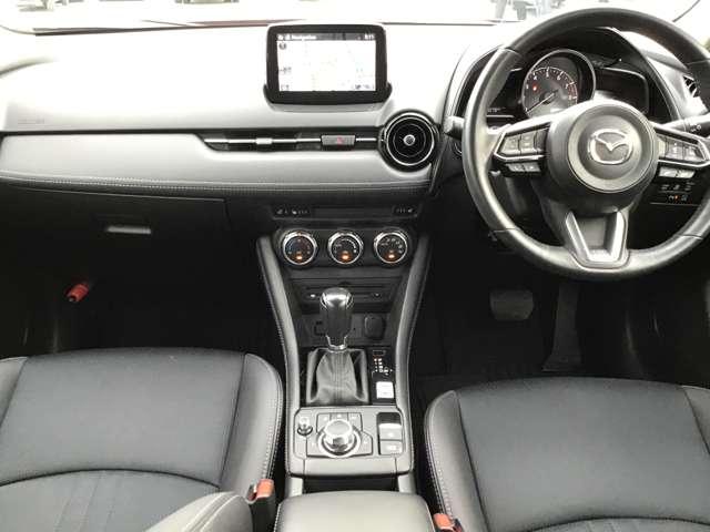 �����ړ��̏��Ȃ����ʃ]�[���ɑ��s����z�u�A���E��W���Ȃ��Z���^�[�f�B�X�v���C�̔z�u�A�Z���^�[�f�B�X�v���C�̑���̓R�}���_�[�R���g���[���ŉ\�B�^�]�ɏW���ł��K�v�ȏ��𓦂��Ȃ����C�A�E�g�ł��B