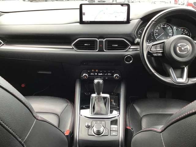 �����ړ��̏��Ȃ����ʃ]�[���ɑ��s����z�u�A���E��W���Ȃ��Z���^�[�f�B�X�v���C�̔z�u�A�Z���^�[�f�B�X�v���C�̑���̓R�}���_�[�R���g���[���ŉ\�B�^�]�ɏW���ł��K�v�ȏ��𓦂��Ȃ����C�A�E�g�ł��B