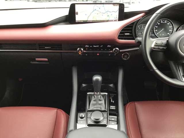 �����ړ��̏��Ȃ����ʃ]�[���ɑ��s����z�u�A���E��W���Ȃ��Z���^�[�f�B�X�v���C�̔z�u�A�Z���^�[�f�B�X�v���C�̑���̓R�}���_�[�R���g���[���ŉ\�B�^�]�ɏW���ł��K�v�ȏ��𓦂��Ȃ����C�A�E�g�ł��B