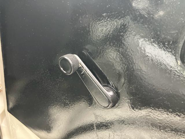 ハイゼットトラック 　５速マニュアル　４ＷＤ　エアコン　三方開　積載量３５０ｋｇ（19枚目）