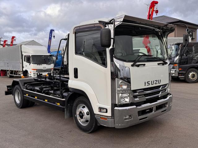 フォワード 　３．５ｔ　中型　フックロール　極東　ツインホイスト　トラック　ＭＴ　後輪ダブル　アイドリングストップ　運転席エアバッグ（2枚目）