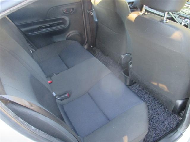 アクア Ｓ　フルフラットシート　キーレスエントリ　ワンオーナー車　オートエアコン　デュアルエアバック　ＥＳＣ　パワーウィンドウ　ＥＴＣ　ＳＲＳ　パワーステアリング　ＡＢＳ　記録簿付（6枚目）