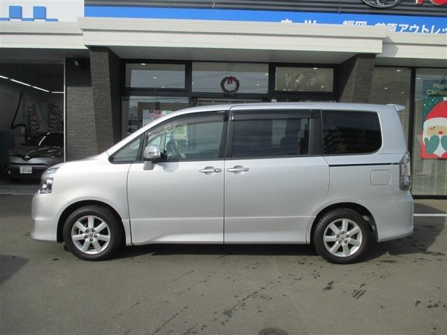 ヴォクシー Ｚ　パワーウインドウ　アルミホイル　パワーステアリング　ＥＴＣ付き　ＡＵＴＯエアコン　ＡＢＳ　三列シート　ＴＶナビ　盗難防止装置　メモリーナビ　記録簿　キーレスエントリ　スマートキープッシュスタート（3枚目）