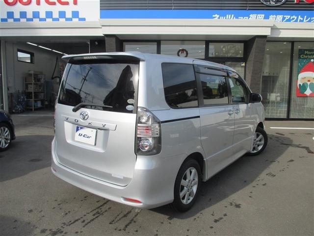 ヴォクシー Ｚ　パワーウインドウ　アルミホイル　パワーステアリング　ＥＴＣ付き　ＡＵＴＯエアコン　ＡＢＳ　三列シート　ＴＶナビ　盗難防止装置　メモリーナビ　記録簿　キーレスエントリ　スマートキープッシュスタート（4枚目）