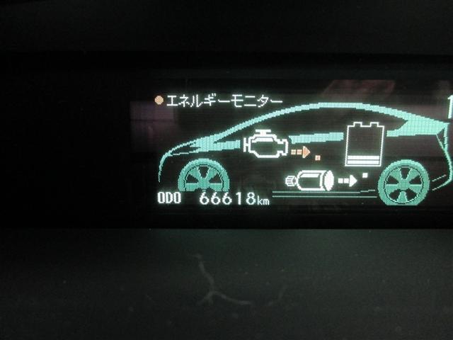 プリウス Ｓ　Ｂモニタ－　フルセグ地デジ　インテリキー　デュアルエアバック　エアＢ　イモビライザー　ＤＶＤ再生可能　ナビＴＶ　ＡＵＴＯエアコン　横スベリ防止　アルミホイール　ＥＴＣ装備　ＡＢＳ　サイドエアバッグ（11枚目）