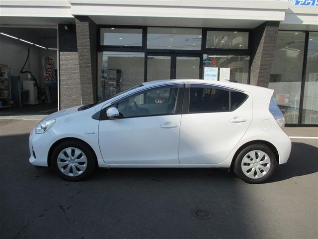 アクア S キーレススタート 両席エアバッグ スマートキーシステム バックモニタ ATエアコン VSC 地デジテレビ 運転席エアバッグ パワーウインドー パワステ ABS メモリ-ナビ DVDプレーヤー(3枚目)