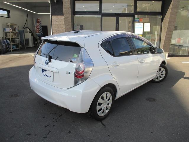 アクア S キーレススタート 両席エアバッグ スマートキーシステム バックモニタ ATエアコン VSC 地デジテレビ 運転席エアバッグ パワーウインドー パワステ ABS メモリ-ナビ DVDプレーヤー(4枚目)