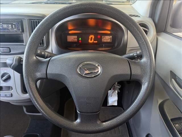 ミライース Ｌ　“ＳＡ”　社外オーディオ／衝突被害軽減システム／アイドリングストップ／ヘッドライトレベライザー／横滑防止装置／サイドバイザー／フロアマット（6枚目）