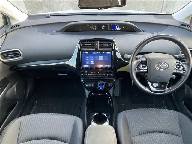 プリウス Ｓ　“Ｓａｆｅｔｙ　Ｐｌｕｓ・Ｔｗｏ　Ｔｏｎｅ”　ナビゲーション／ＥＴＣ／バックカメラ／クルーズコントロール／レーンキープアシスト／スマートキー／オートマチックハイビーム／ＬＥＤヘッドライト／オートライト／オートエアコン／プッシュスタート（2枚目）