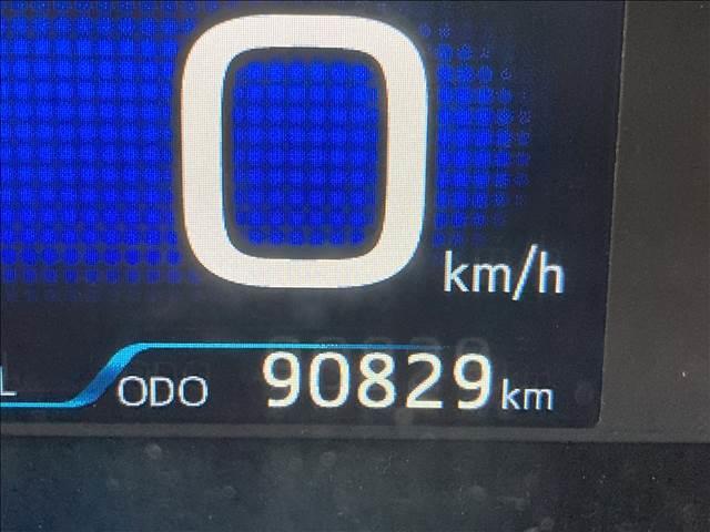 プリウス Ｓ　“Ｓａｆｅｔｙ　Ｐｌｕｓ・Ｔｗｏ　Ｔｏｎｅ”　ナビゲーション／ＥＴＣ／バックカメラ／クルーズコントロール／レーンキープアシスト／スマートキー／オートマチックハイビーム／ＬＥＤヘッドライト／オートライト／オートエアコン／プッシュスタート（4枚目）