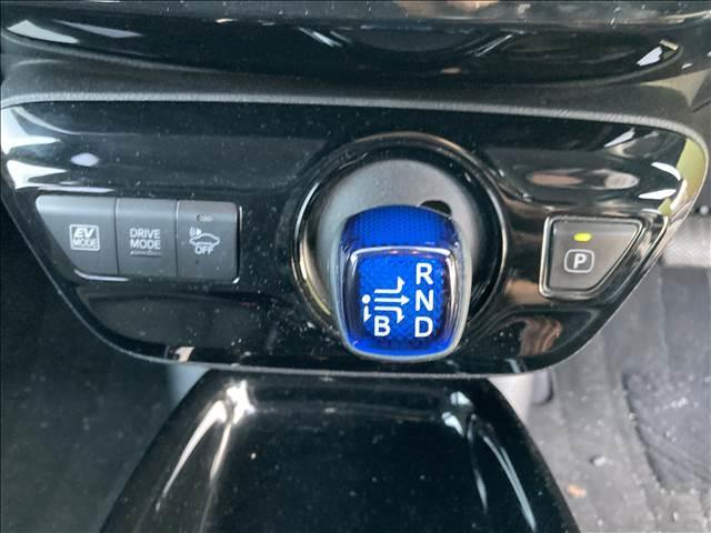 プリウス Ｓ　“Ｓａｆｅｔｙ　Ｐｌｕｓ・Ｔｗｏ　Ｔｏｎｅ”　ナビゲーション／ＥＴＣ／バックカメラ／クルーズコントロール／レーンキープアシスト／スマートキー／オートマチックハイビーム／ＬＥＤヘッドライト／オートライト／オートエアコン／プッシュスタート（17枚目）