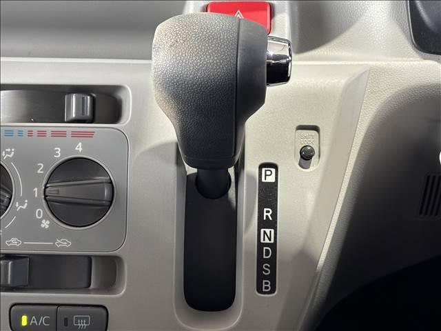 ミライース Ｘ“ＳＡＩＩＩ”　ＣＤプレイヤー・キーレス・クリアランスソナー・衝突軽減防止スイッチ・横滑り防止スイッチ・アイドリングストップ・ヘッドライトレベライザー・純正フロアマット（9枚目）