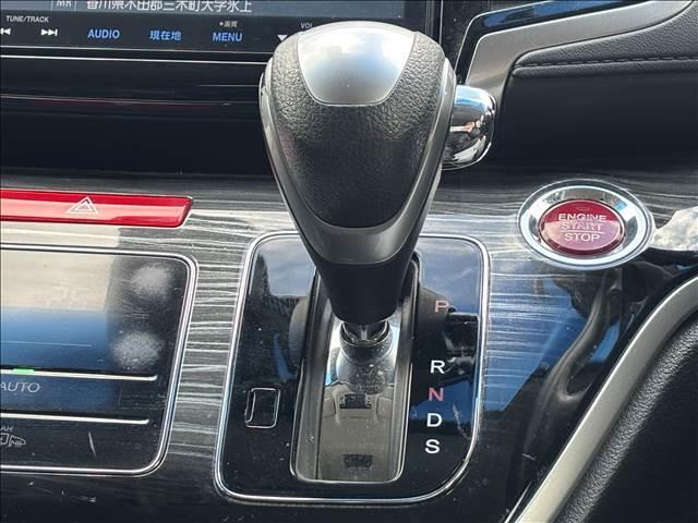 オデッセイ ＡＢＳＯＬＵＴＥ　２０ｔｈ　Ａｎｎｉｖｅｒｓａｒｙ　７人乗り　ナビゲーション／ＥＴＣ／バックカメラ／クルーズコントロール／スマートキー／フリップダウンモニター／ＬＥＤヘッドライト／オートライト／オートエアコン／アイドリングストップ／両側電動スライドドア（19枚目）