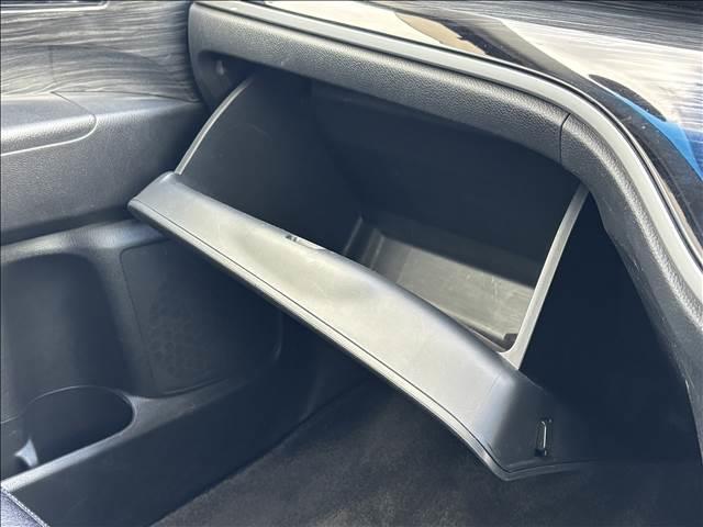 オデッセイ ＡＢＳＯＬＵＴＥ　２０ｔｈ　Ａｎｎｉｖｅｒｓａｒｙ　７人乗り　ナビゲーション／ＥＴＣ／バックカメラ／クルーズコントロール／スマートキー／フリップダウンモニター／ＬＥＤヘッドライト／オートライト／オートエアコン／アイドリングストップ／両側電動スライドドア（29枚目）