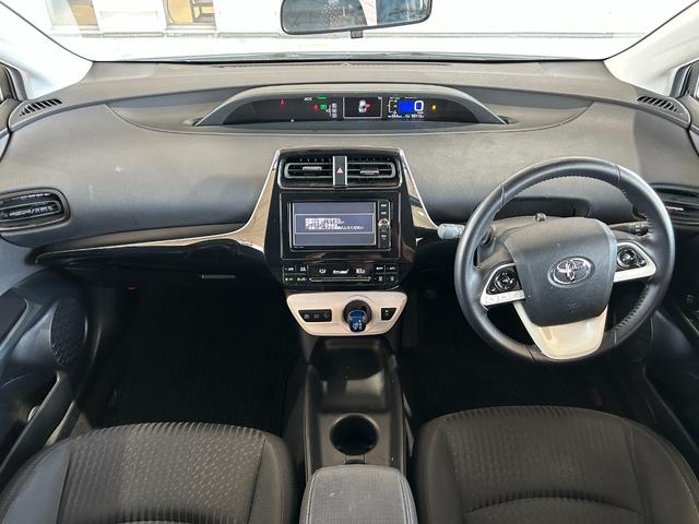 プリウス S ナビゲーション/ETC/LEDヘッドライト/オートライト/バックカメラ/スマートキー/プッシュスタート/オートエアコン/電動格納ミラー/フロアマット/サイドバイザー(2枚目)