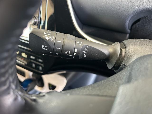 プリウス S ナビゲーション/ETC/LEDヘッドライト/オートライト/バックカメラ/スマートキー/プッシュスタート/オートエアコン/電動格納ミラー/フロアマット/サイドバイザー(12枚目)