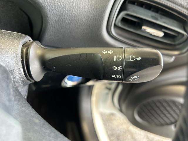 プリウス S ナビゲーション/ETC/LEDヘッドライト/オートライト/バックカメラ/スマートキー/プッシュスタート/オートエアコン/電動格納ミラー/フロアマット/サイドバイザー(13枚目)