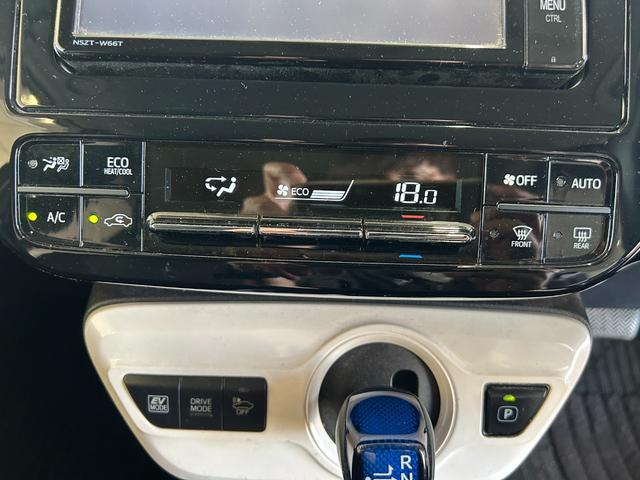 プリウス S ナビゲーション/ETC/LEDヘッドライト/オートライト/バックカメラ/スマートキー/プッシュスタート/オートエアコン/電動格納ミラー/フロアマット/サイドバイザー(16枚目)