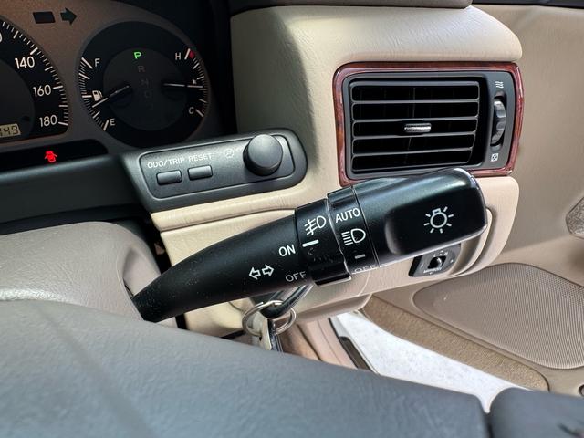 クラウン ロイヤルサルーン　プレミアム　後期型　特別仕様　修復歴無　禁煙車　ＨＩＤヘッド　イエローフォグ　クルコン　純正１６インチＡＷ　前後席パワーシート　電動リアサンシェード　車検整備付　オートライト（40枚目）